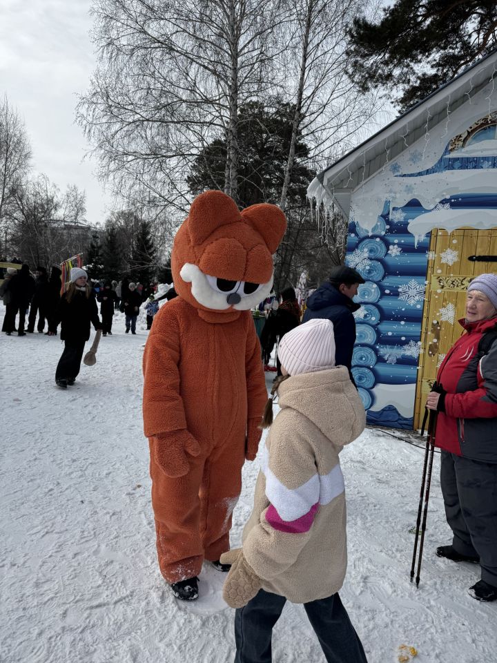 Яркое празднование Масленицы в Скарятинском саду: народные гуляния, блины и сжигание чучела