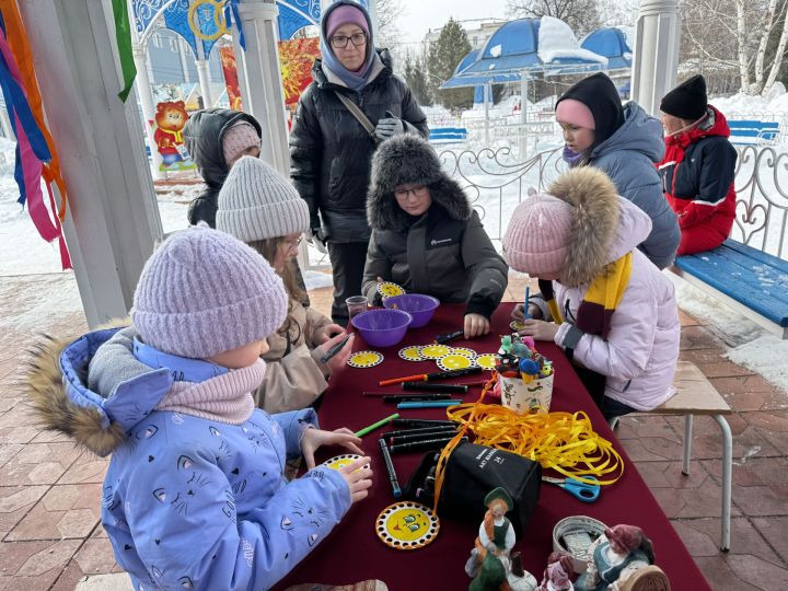Яркое празднование Масленицы в Скарятинском саду: народные гуляния, блины и сжигание чучела