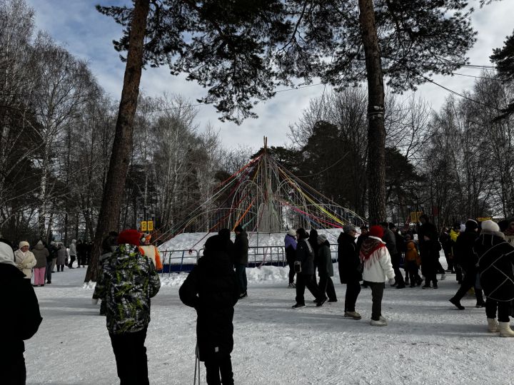 Яркое празднование Масленицы в Скарятинском саду: народные гуляния, блины и сжигание чучела