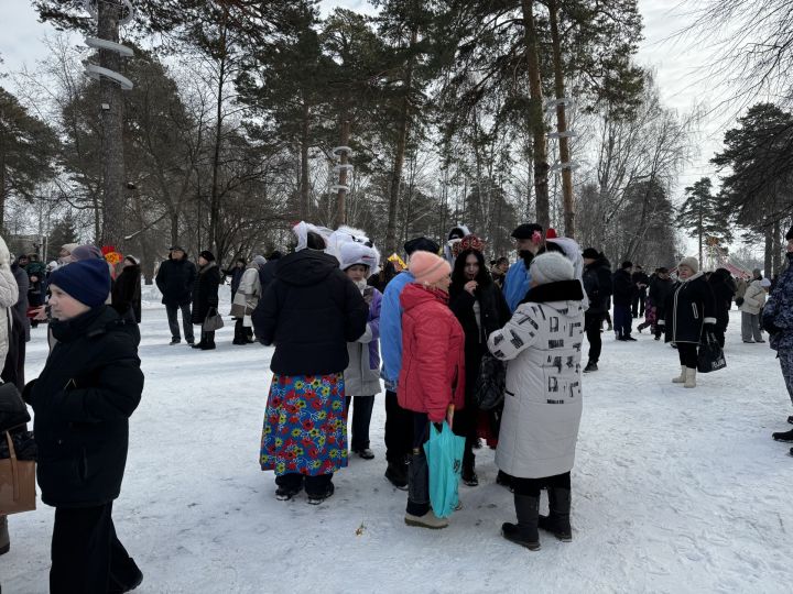 Яркое празднование Масленицы в Скарятинском саду: народные гуляния, блины и сжигание чучела