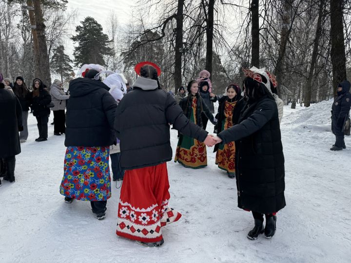 Яркое празднование Масленицы в Скарятинском саду: народные гуляния, блины и сжигание чучела