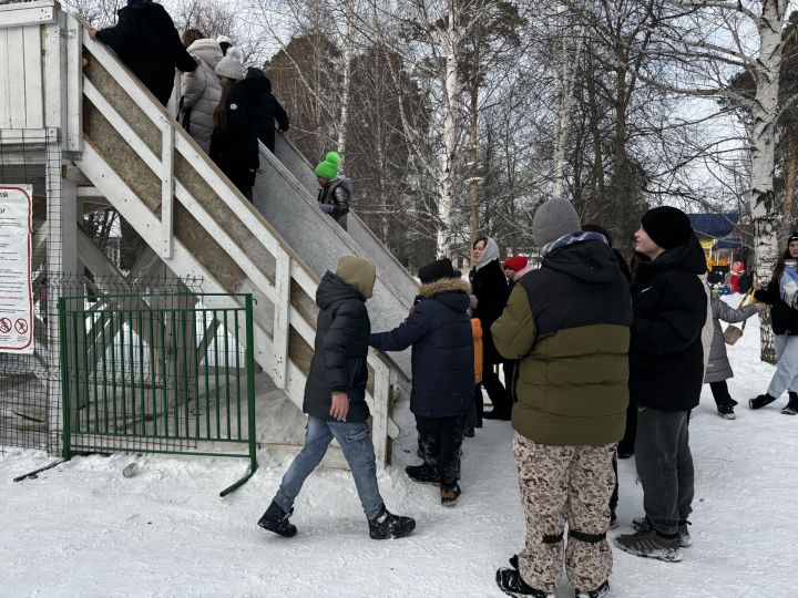 Яркое празднование Масленицы в Скарятинском саду: народные гуляния, блины и сжигание чучела