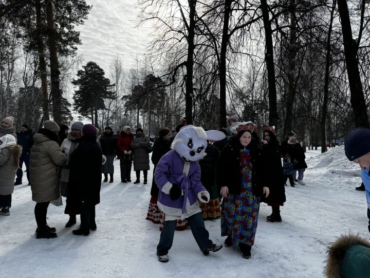 Яркое празднование Масленицы в Скарятинском саду: народные гуляния, блины и сжигание чучела