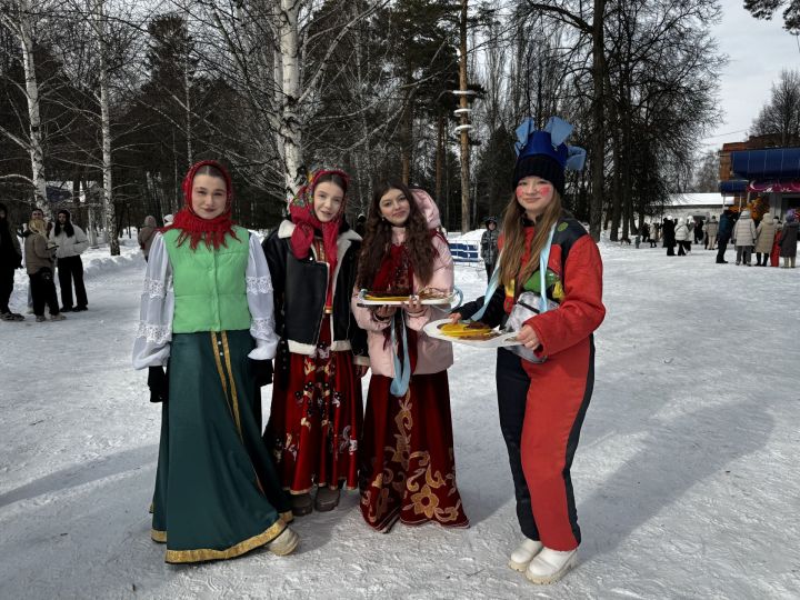Яркое празднование Масленицы в Скарятинском саду: народные гуляния, блины и сжигание чучела