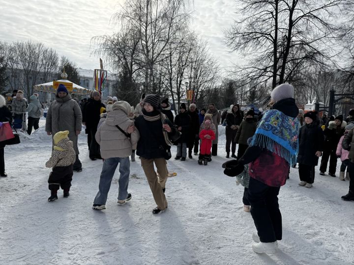 Яркое празднование Масленицы в Скарятинском саду: народные гуляния, блины и сжигание чучела