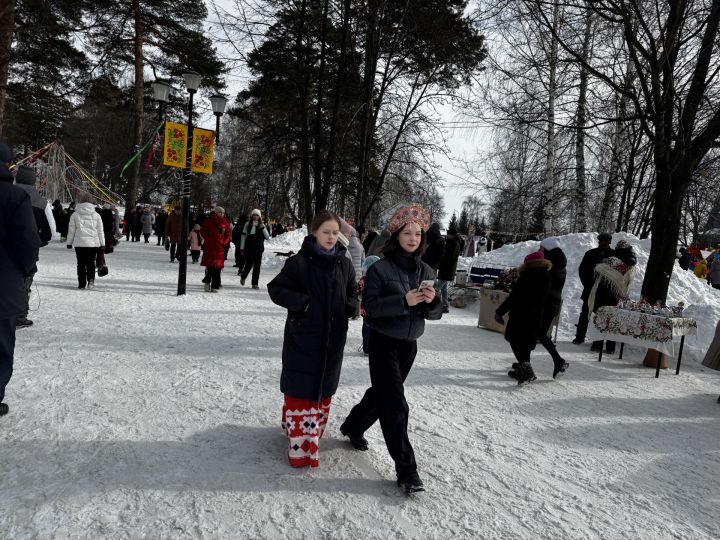 Яркое празднование Масленицы в Скарятинском саду: народные гуляния, блины и сжигание чучела