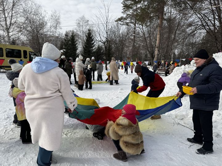 Яркое празднование Масленицы в Скарятинском саду: народные гуляния, блины и сжигание чучела