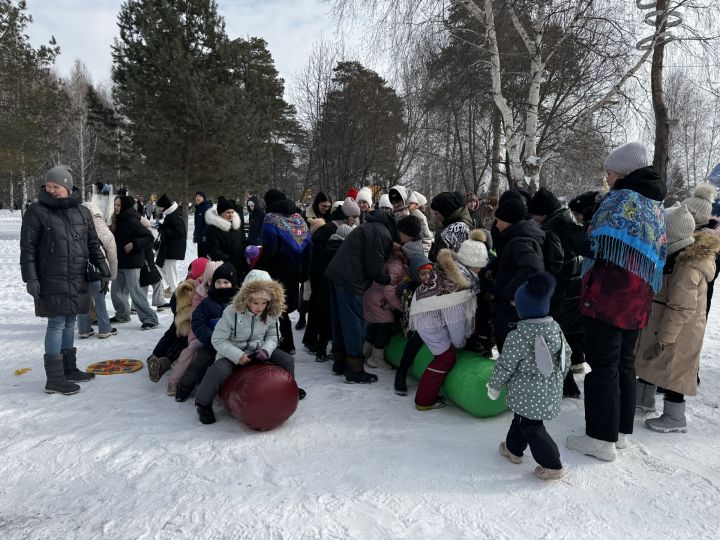 Яркое празднование Масленицы в Скарятинском саду: народные гуляния, блины и сжигание чучела