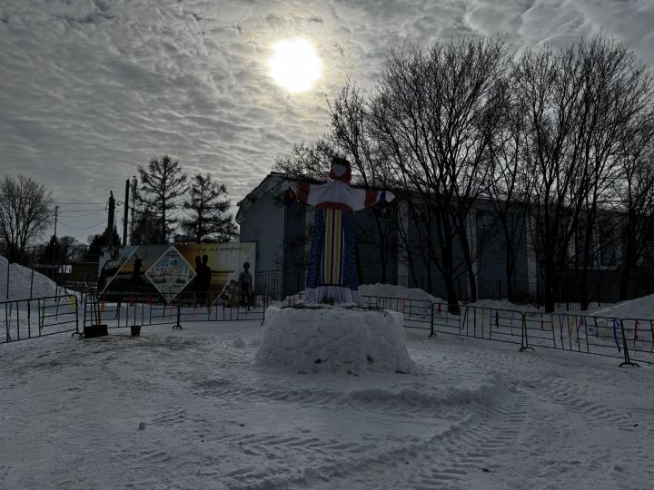 Яркое празднование Масленицы в Скарятинском саду: народные гуляния, блины и сжигание чучела