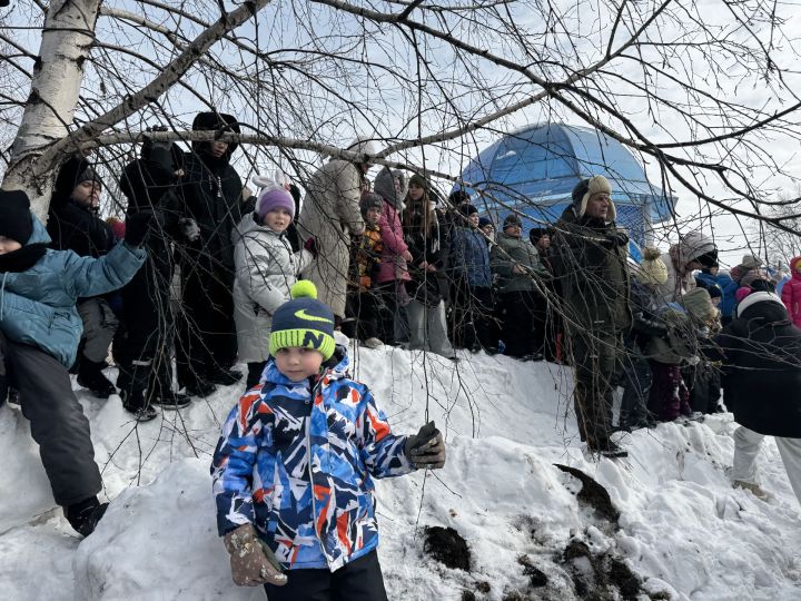 Яркое празднование Масленицы в Скарятинском саду: народные гуляния, блины и сжигание чучела