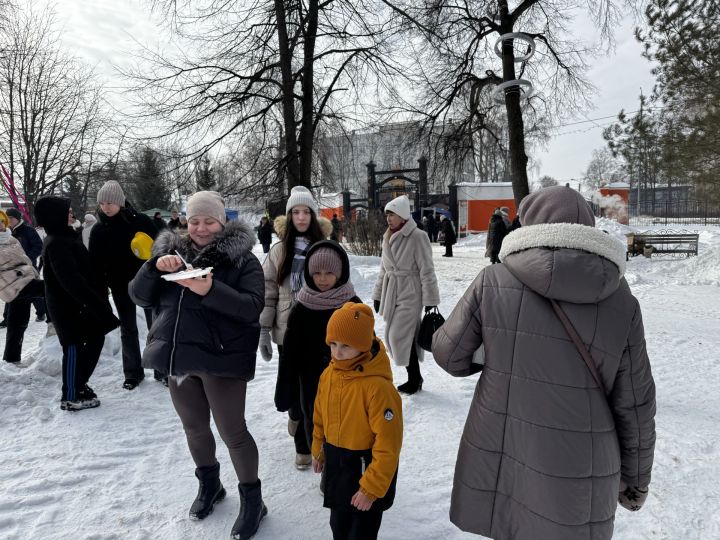 Яркое празднование Масленицы в Скарятинском саду: народные гуляния, блины и сжигание чучела