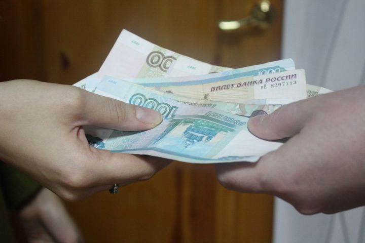 Представившись директором магазина, мужчина забрал у чистопольской пенсионерки 55 тысяч рублей