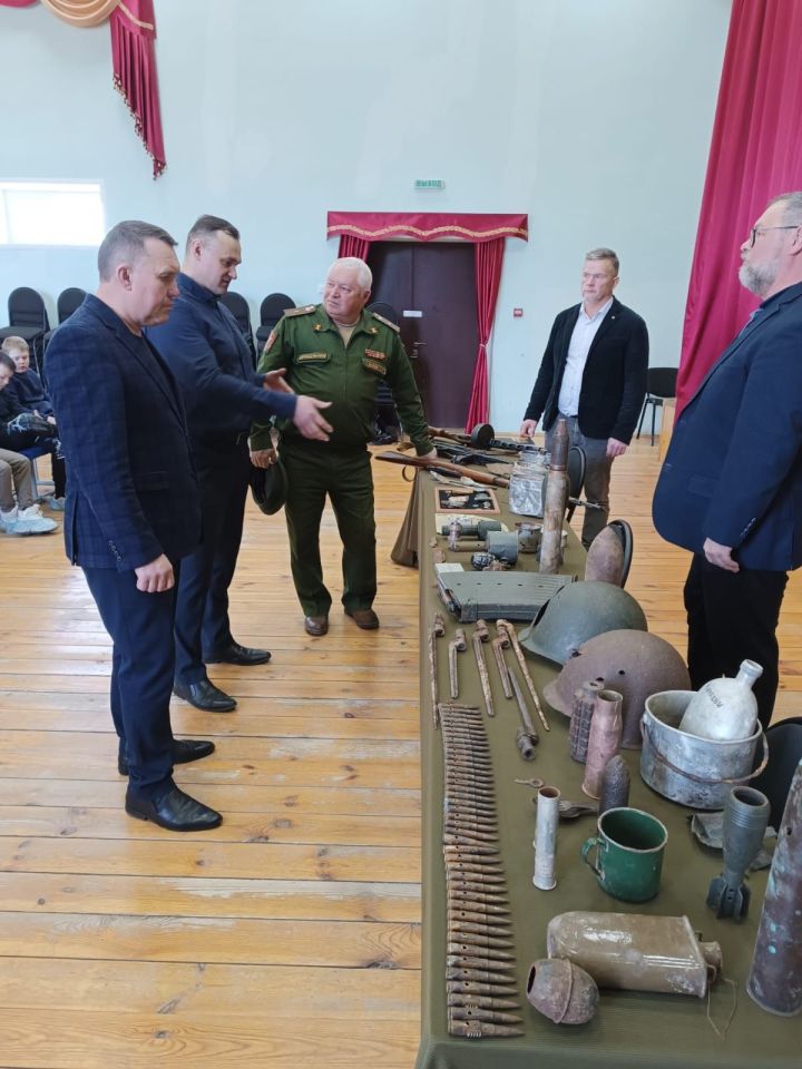 Чистопольский поисковый отряд «Выстрел» передал экспонаты для нового музея в Богородицком