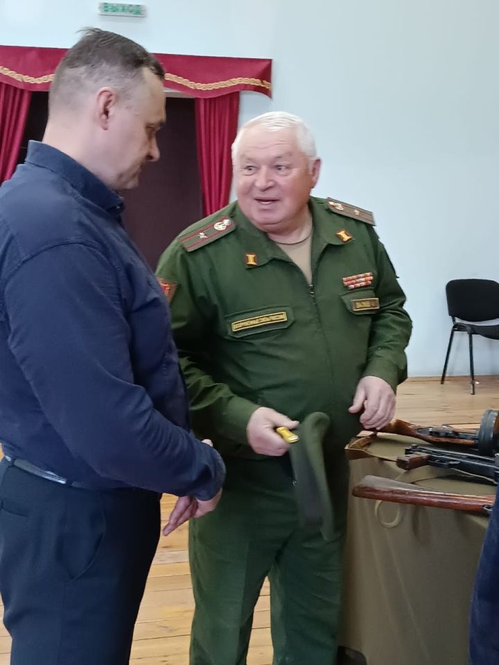 Чистопольский поисковый отряд «Выстрел» передал экспонаты для нового музея в Богородицком