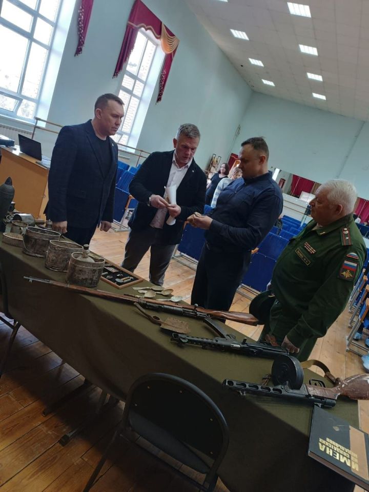 Чистопольский поисковый отряд «Выстрел» передал экспонаты для нового музея в Богородицком