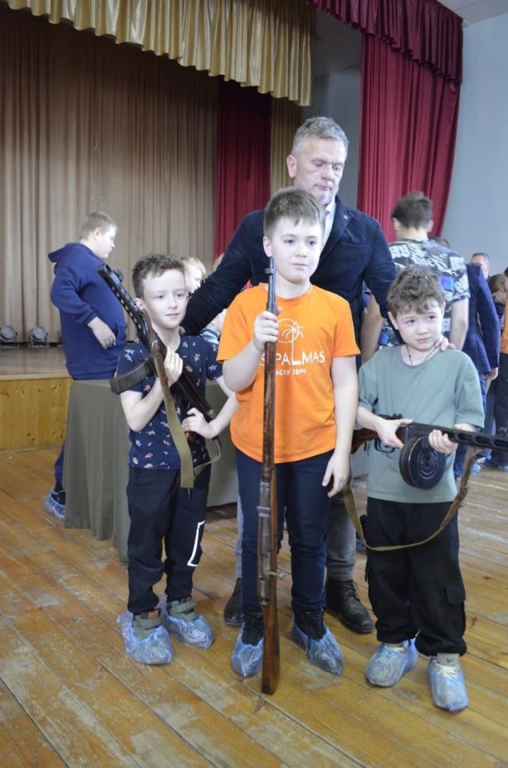 Чистопольский поисковый отряд «Выстрел» передал экспонаты для нового музея в Богородицком