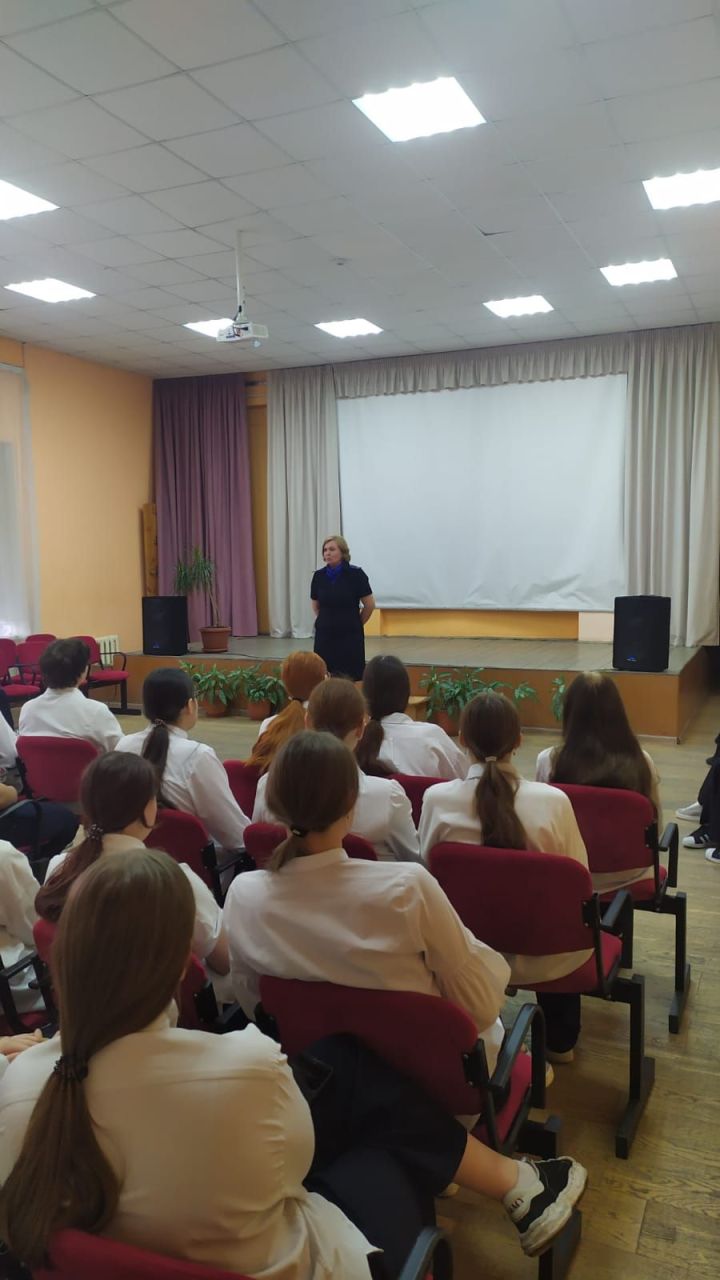 Комендантский час, наркотики, мошенничество: сотрудники полиции провели уроки безопасности для чистопольских школьников