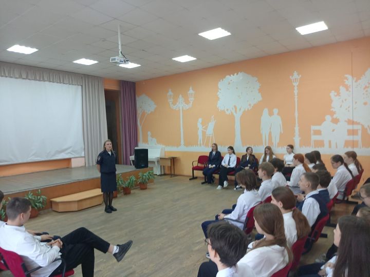 Комендантский час, наркотики, мошенничество: сотрудники полиции провели уроки безопасности для чистопольских школьников