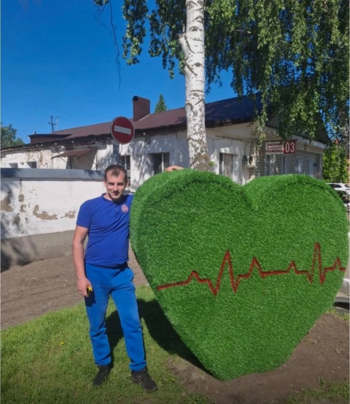 «Сердце из зелени»: водитель скорой помощи создал топиарий