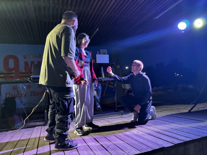 В Чистополе во время дискотеки парень сделал своей возлюбленной предложение руки и сердца