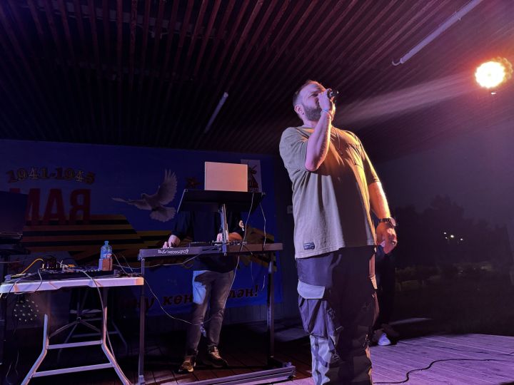 В Чистополе во время дискотеки парень сделал своей возлюбленной предложение руки и сердца