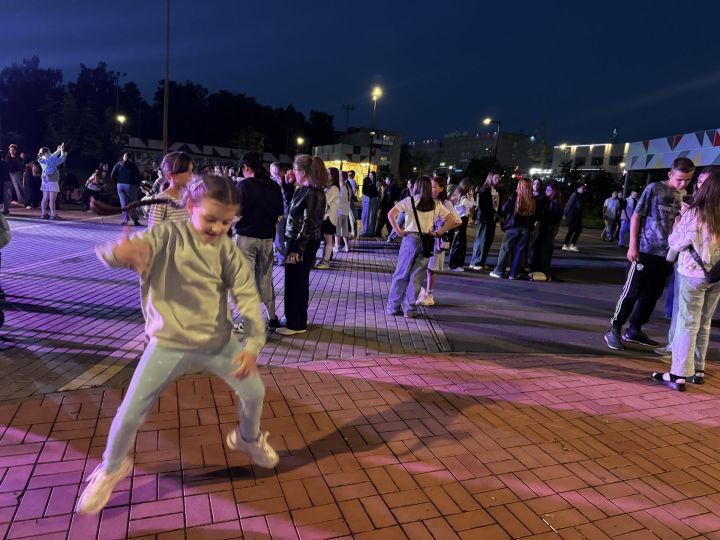 В Чистополе во время дискотеки парень сделал своей возлюбленной предложение руки и сердца