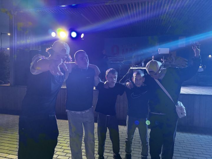 В Чистополе во время дискотеки парень сделал своей возлюбленной предложение руки и сердца