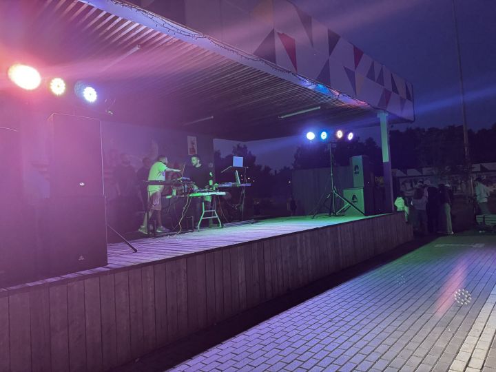 В Чистополе во время дискотеки парень сделал своей возлюбленной предложение руки и сердца