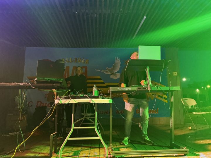 В Чистополе во время дискотеки парень сделал своей возлюбленной предложение руки и сердца