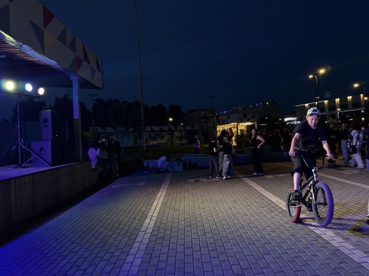 В Чистополе во время дискотеки парень сделал своей возлюбленной предложение руки и сердца