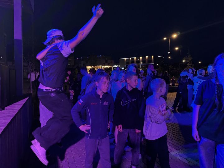 В Чистополе во время дискотеки парень сделал своей возлюбленной предложение руки и сердца