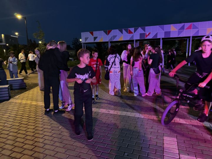 В Чистополе во время дискотеки парень сделал своей возлюбленной предложение руки и сердца