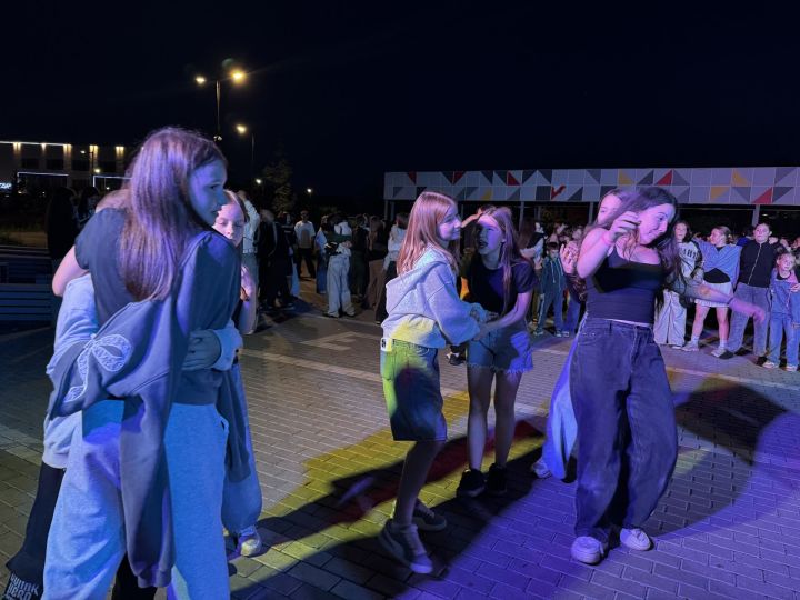 В Чистополе во время дискотеки парень сделал своей возлюбленной предложение руки и сердца