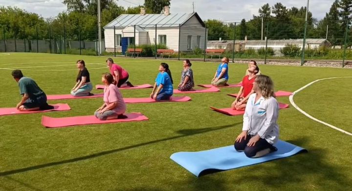 Подопечных чистопольского дома-интерната познакомили с историей возникновения Международного дня йоги