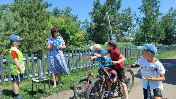 Юным жителям Чистопольского района напомнили о правилах безопасного поведения на дороге