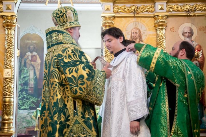 В День Святой Троицы епископ Пахомий совершил Литургию в Свято-Никольском соборе Чистополя