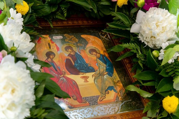 В День Святой Троицы епископ Пахомий совершил Литургию в Свято-Никольском соборе Чистополя