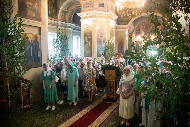 В День Святой Троицы епископ Пахомий совершил Литургию в Свято-Никольском соборе Чистополя