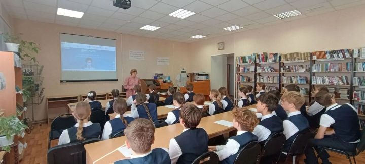 Китапханәдәге дәрес лицей укучыларын Тукай шигърияте белән таныштырды
