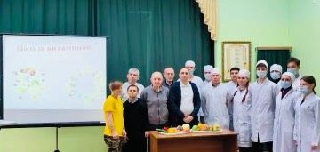 «Витамины — наши друзья»: волонтёры-медики провели познавательный час для проживающих чистопольского интерната