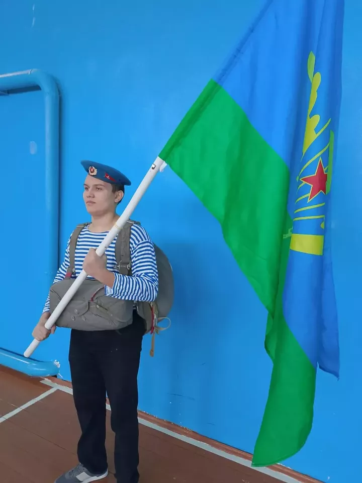 В Адельшинской школе прошёл необычный урок: детям показали, как устроен парашют