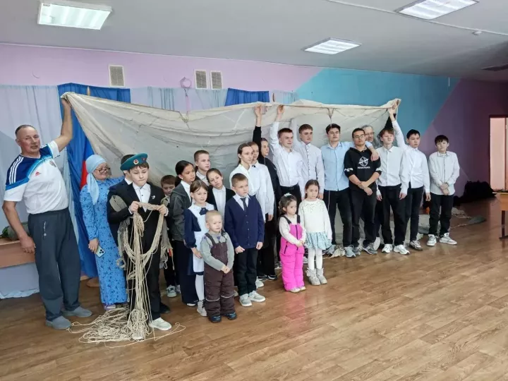 В Адельшинской школе прошёл необычный урок: детям показали, как устроен парашют