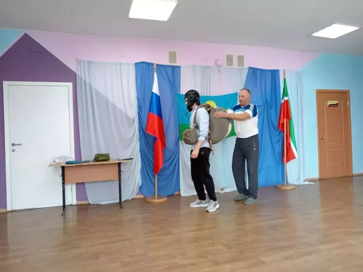 В Адельшинской школе прошёл необычный урок: детям показали, как устроен парашют