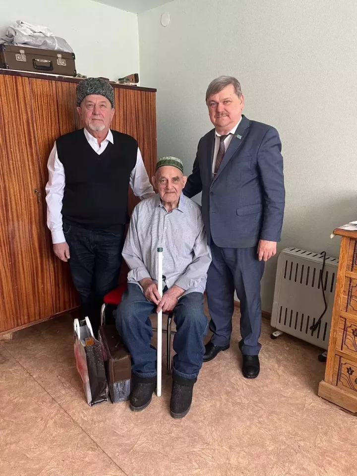 В Чистополе труженик тыла принимал поздравления с 95-летием