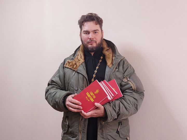 Священник передал Евангелие осуждённым в рамках Дня православной книги