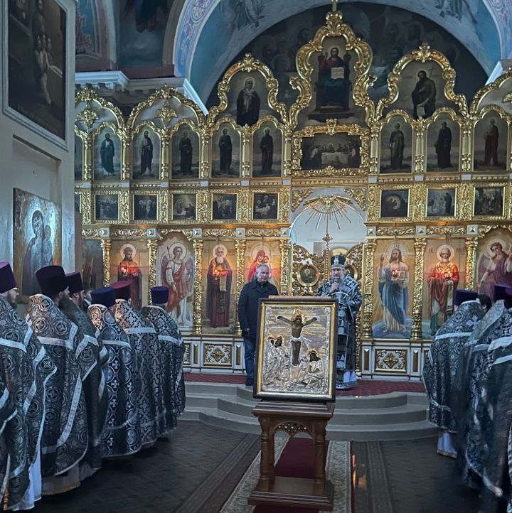 В Свято-Никольском соборе встретили отреставрированный образ «Распятие Господне»