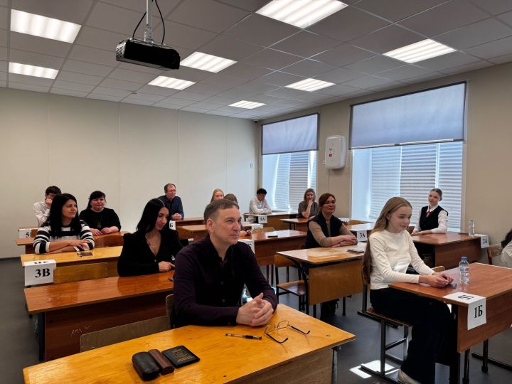 В Чистополе родители и дети вместе сдали пробные ОГЭ и ЕГЭ