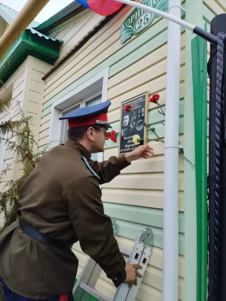 В Чистополе открыли мемориальную доску в память об участнике СВО Артуре Фасхутдинове