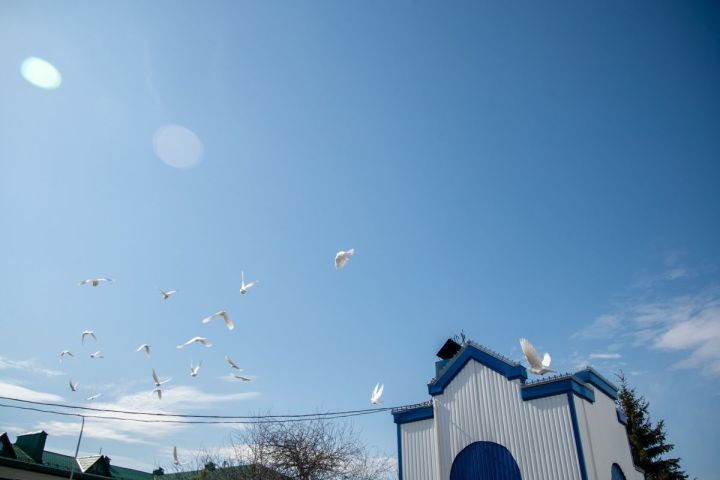 На Благовещение в Чистополе выпустили в небо белых голубей
