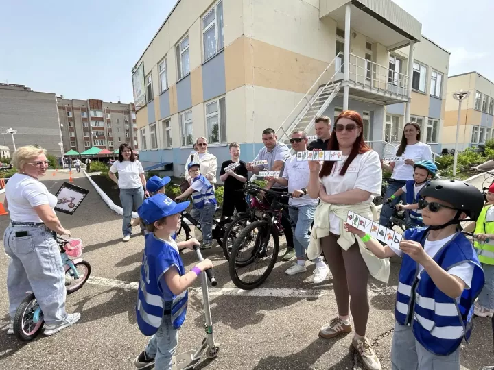 В Чистополе дошколята вместе с родителями повторяли ПДД на самокатах и велосипедах